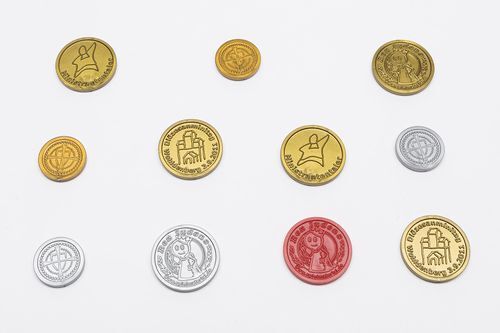 [http://www.spielematerial.de/de/individuell/individuelles-spielgeld-scheine.html Custom Coins